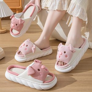 Thick And Linen Slippers Featuring a Cartoon Design of a Pink Pig with Folded Ears, Suitable for Both Indoor And Outdoor Use Throughout The Year